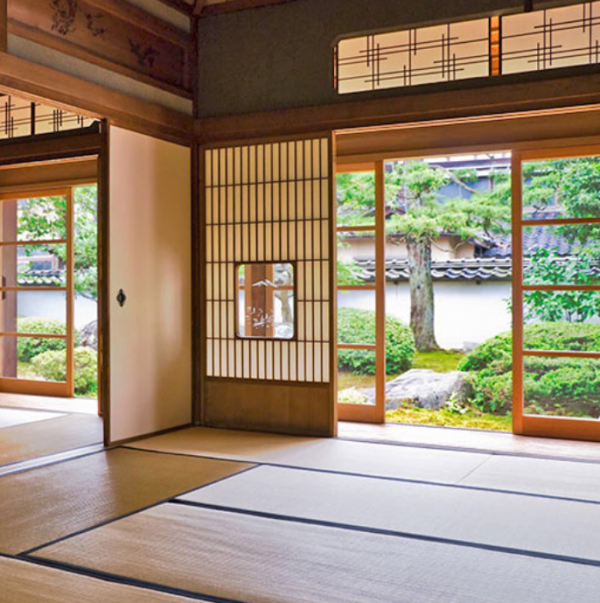 Teras dengan lantai tatami dan dinding shoji